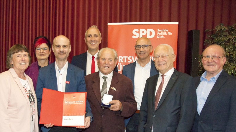 Von rechts nach links: Walter Fritsch, Altoberbürgermeister Dr. Ivo Holzinger, Bürgermeister Christian Kähler, Hans Bleyer, MdB Christoph Schmid, stv. SPD-Landesvorsitzender Matthias Dornhuber, Bezirksrätin Petra Beer, Irmgard Schäffler